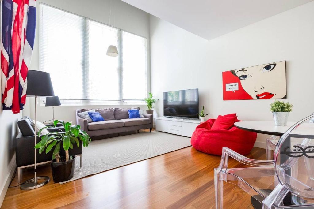 Oversized Designer Warehouse In Surry Hills City