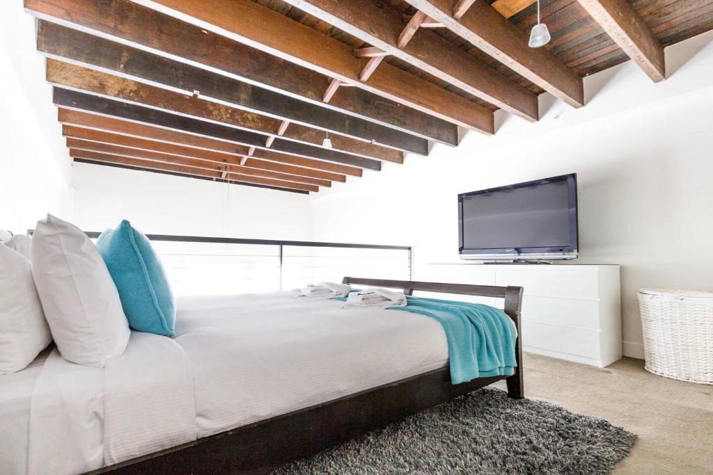 Oversized Designer Warehouse In Surry Hills City photo 1
