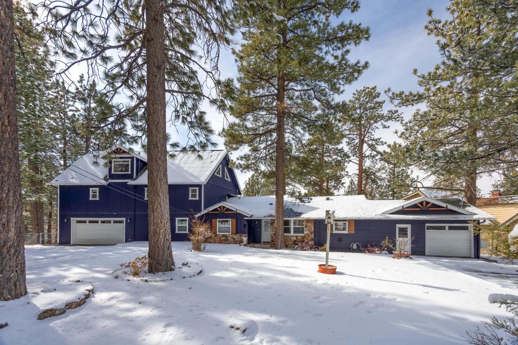 Winterfell Lakeview - EV Charger - Walk to Slopes/Lake image