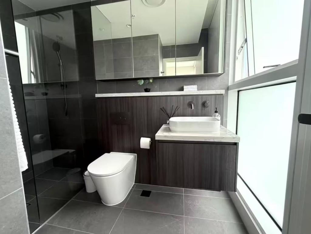 New Olympic Park 2 bedroom Condo -Pool Gym Parking 9 photo 2