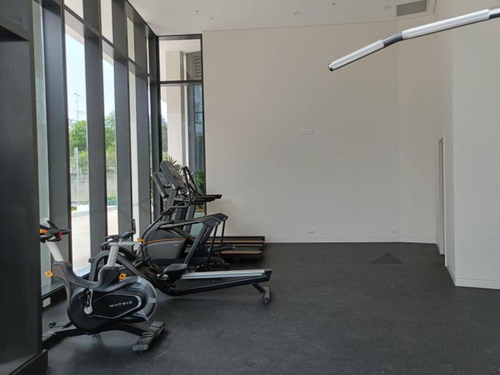 New Olympic Park 2 bedroom Condo -Pool Gym Parking 9 photo 4