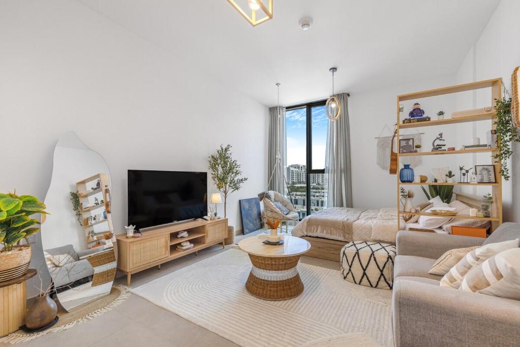 Boho Bloom Studio Apartment by JK photo 3