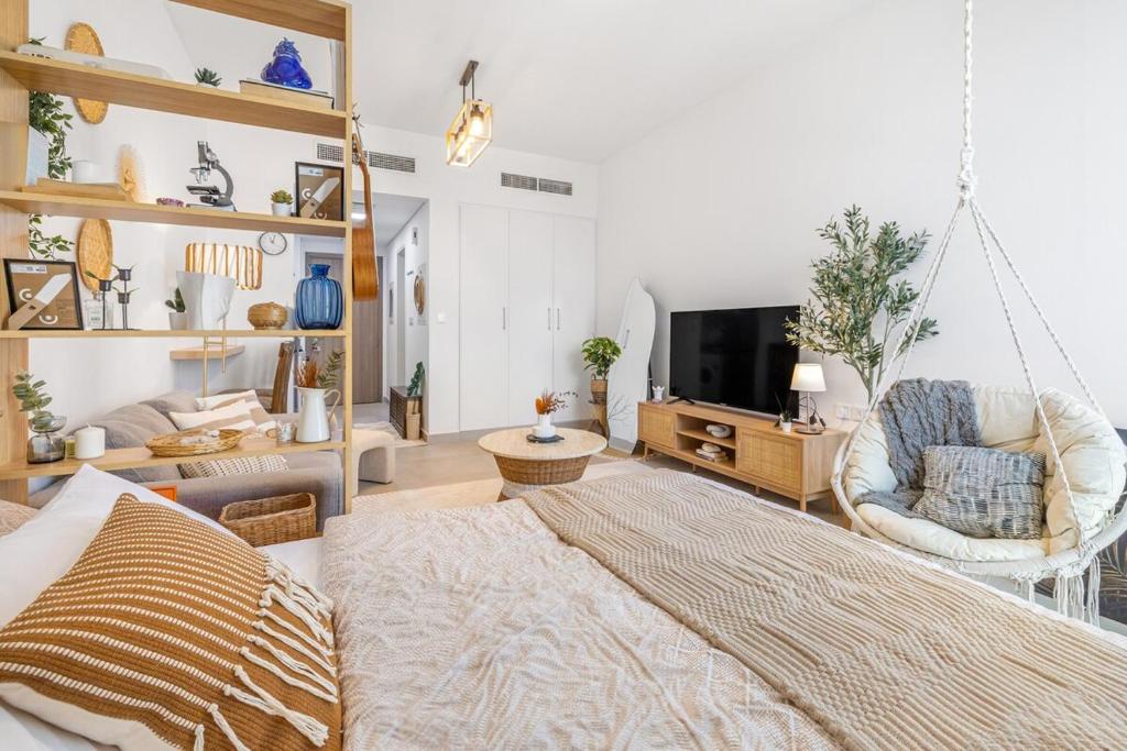 Boho Bloom Studio Apartment by JK photo 4
