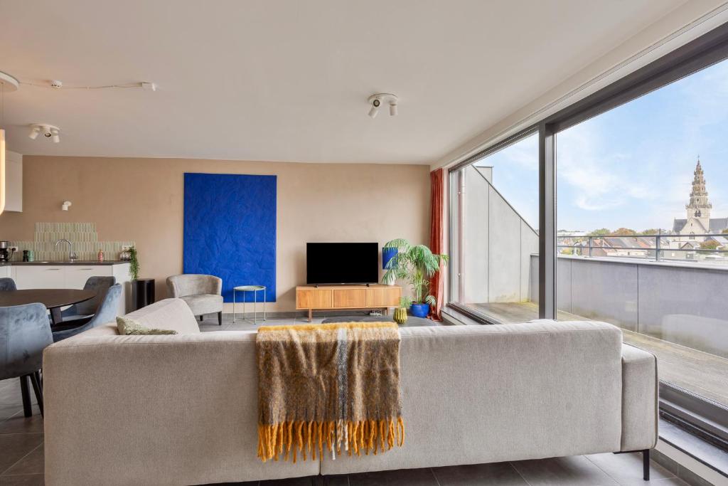 Ruim 2 slaapkamer appartement met parking nabij NAVO photo 1
