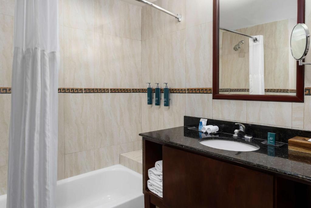 DoubleTree by Hilton Cariari - San Jose Costa Rica Room Type - Junior Suite 1 King Bed - Lounge Access
