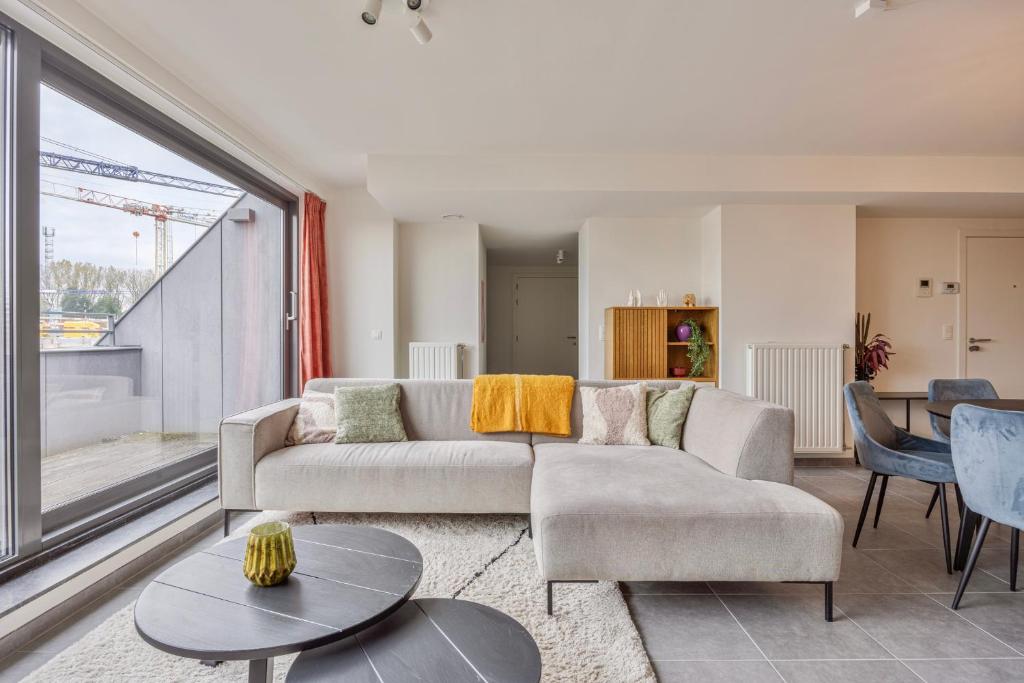 Ruim 2 slaapkamer appartement met parking nabij NAVO photo 3