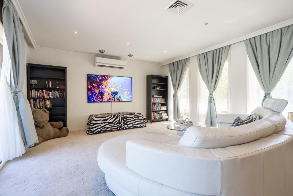 Luxury Family Poolside Villa Brighton Beach photo 2