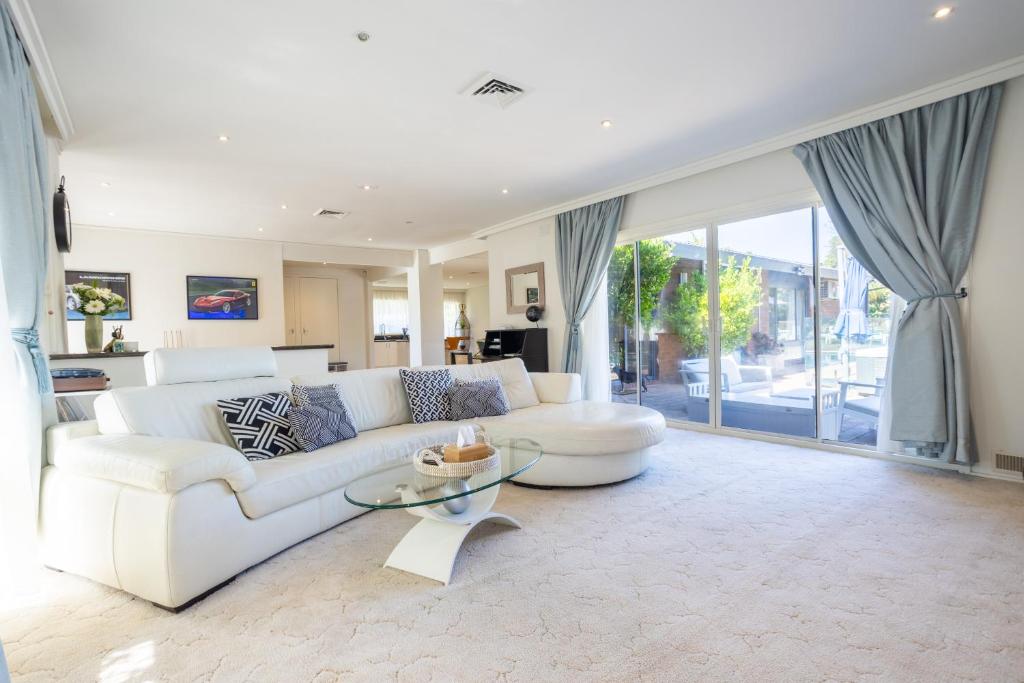 Luxury Family Poolside Villa Brighton Beach photo 1