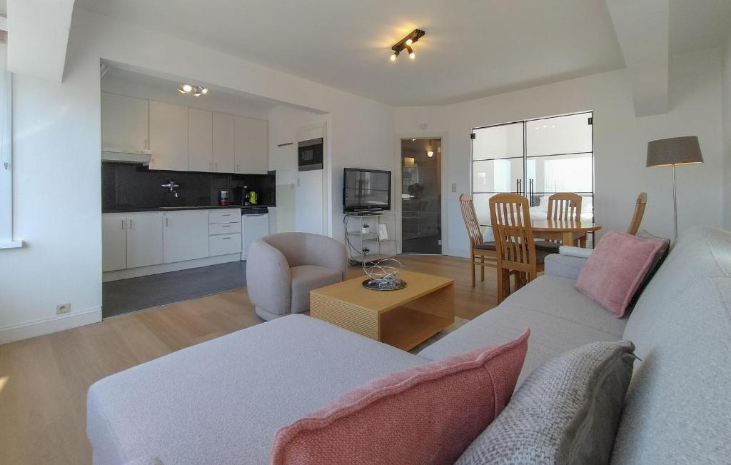 Beach Front Apartment In Oostende photo 4