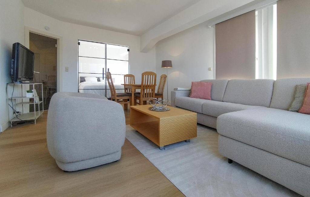 Beach Front Apartment In Oostende photo 3