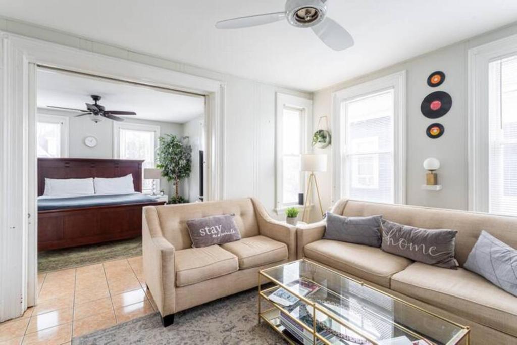 Revamped 3BR Apt with Easy Check-In Family-Friendly image