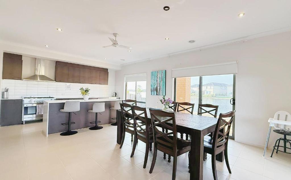 StayAU 5BR Idyllic Lakefront Escape Point Cook photo 2