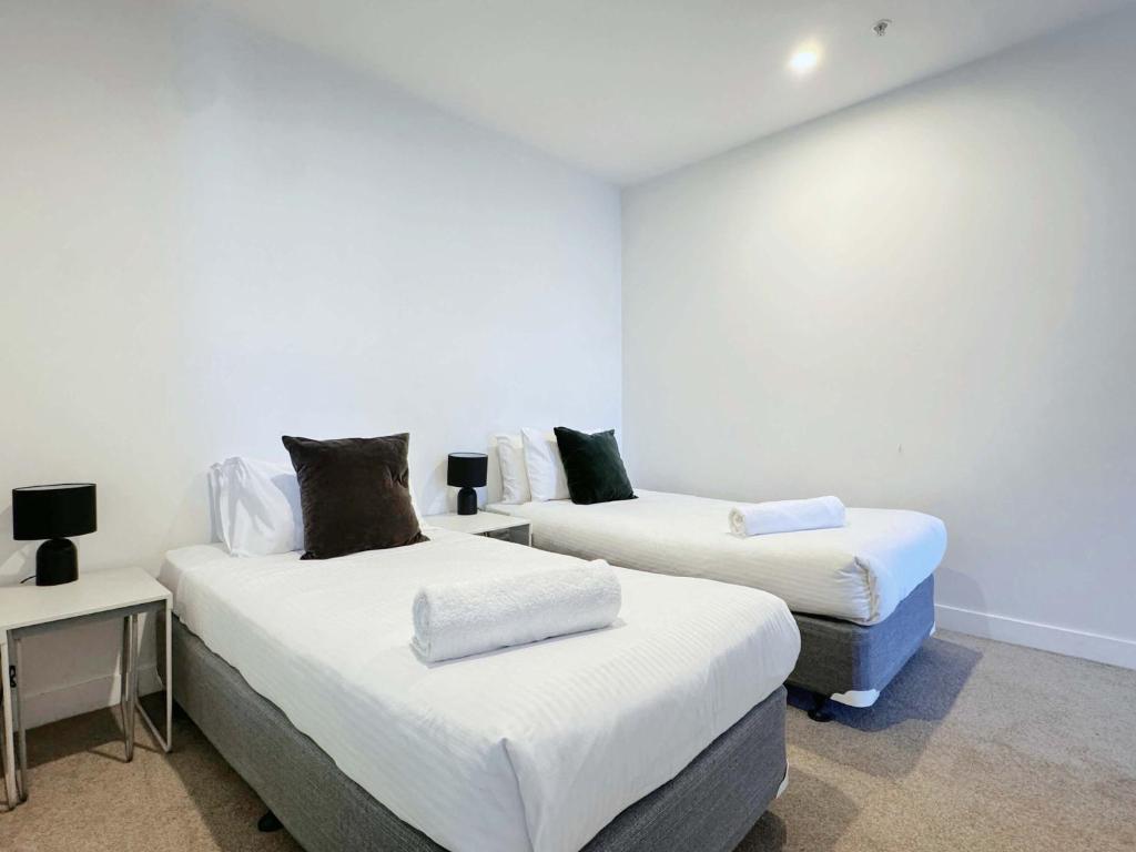 Cozy 2BR Apt Steps from Southern Cross City Views photo 3