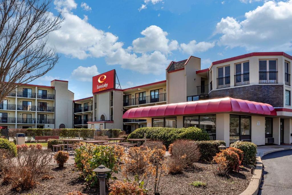 Econo Lodge Inn & Suites Rehoboth Beach image