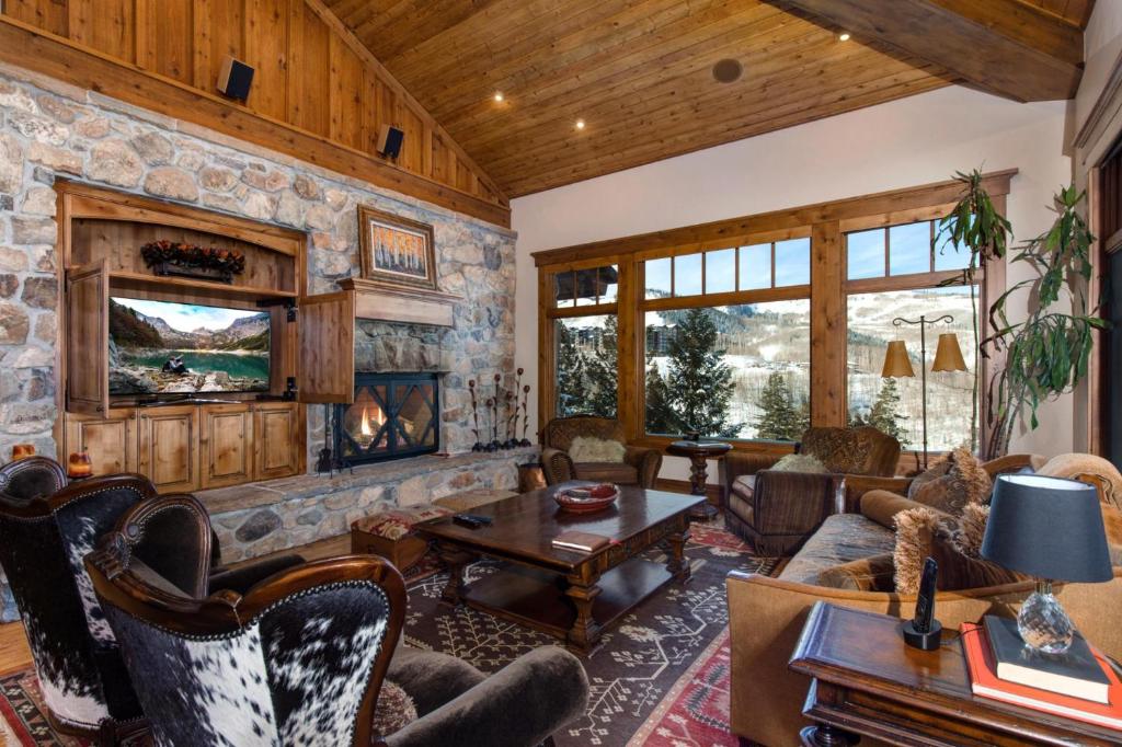 KBM Resorts 5Bdr with Pool Table Wood Burning fireplace 2 Family Rooms PLO-6599 image