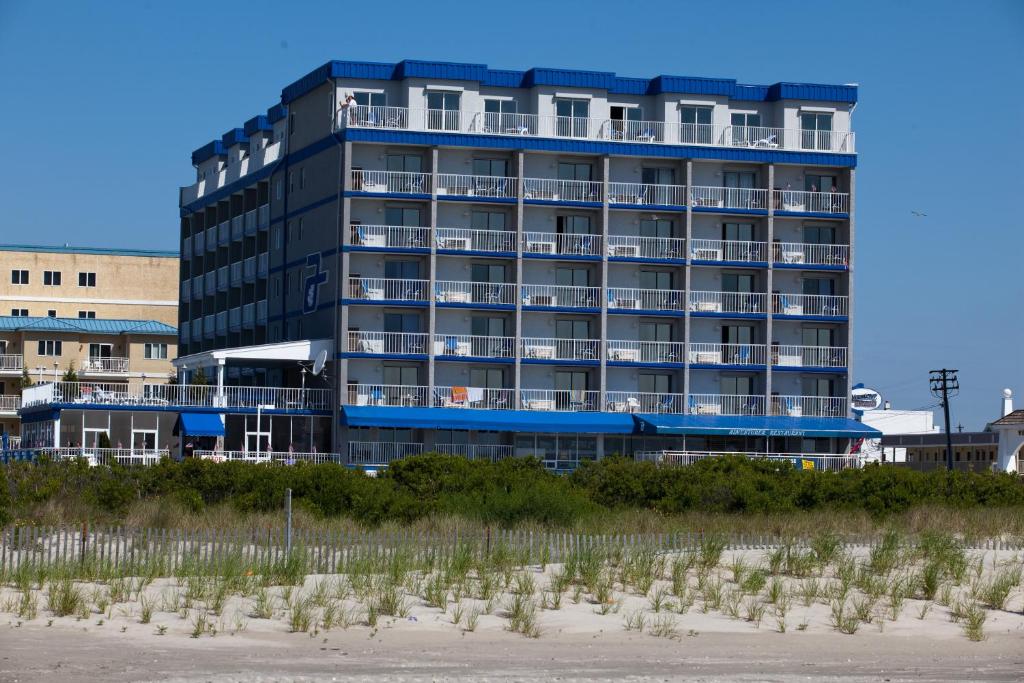 Adventurer Oceanfront Inn image