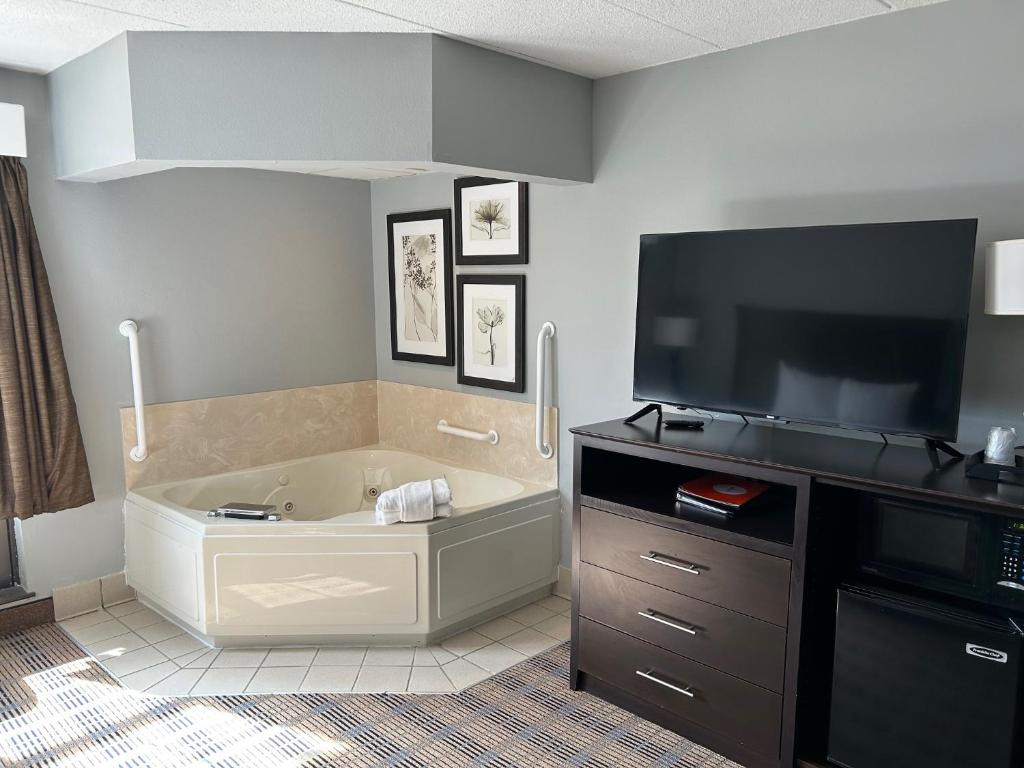 AmericInn by Wyndham Ottumwa - Tap to explore photos