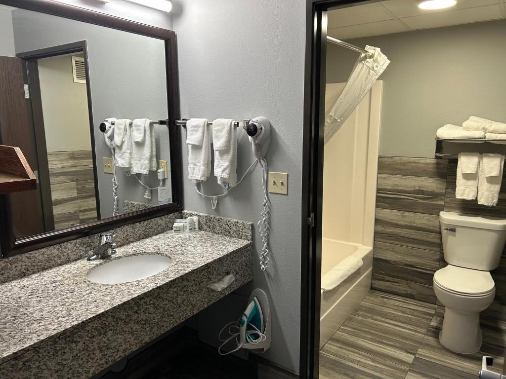 AmericInn by Wyndham Ottumwa - Tap to explore photos