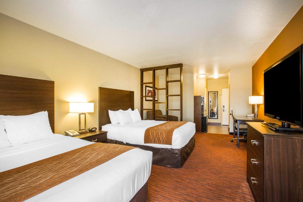 Comfort Suites Clovis - Fresno - Tap to explore photos
