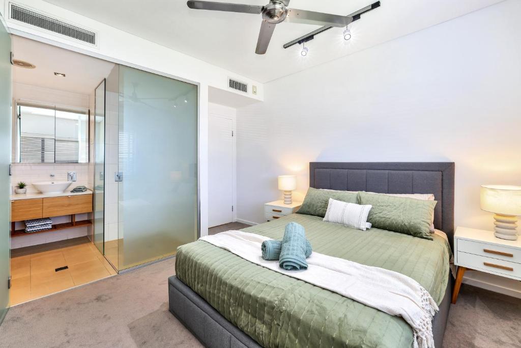 Waterfront Haven Stylish 2 Bedroom Top Floor Apt photo 3