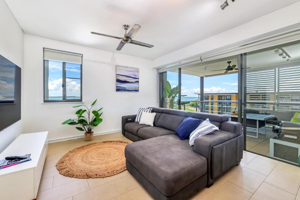 Waterfront Haven Stylish 2 Bedroom Top Floor Apt photo 1