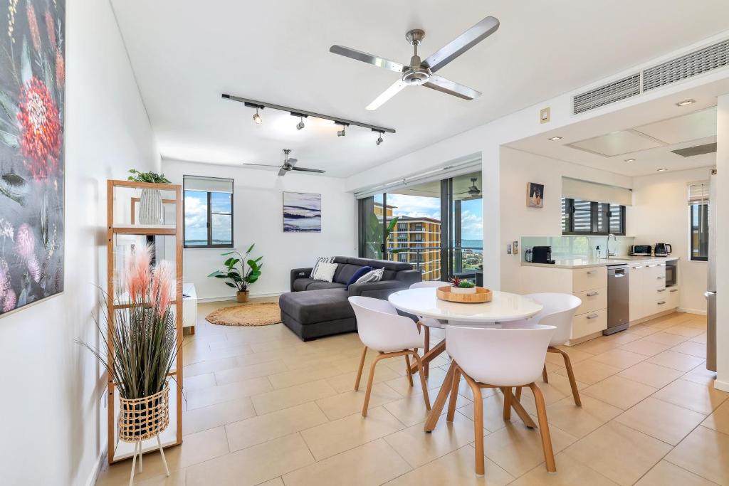 Waterfront Haven Stylish 2 Bedroom Top Floor Apt photo 2