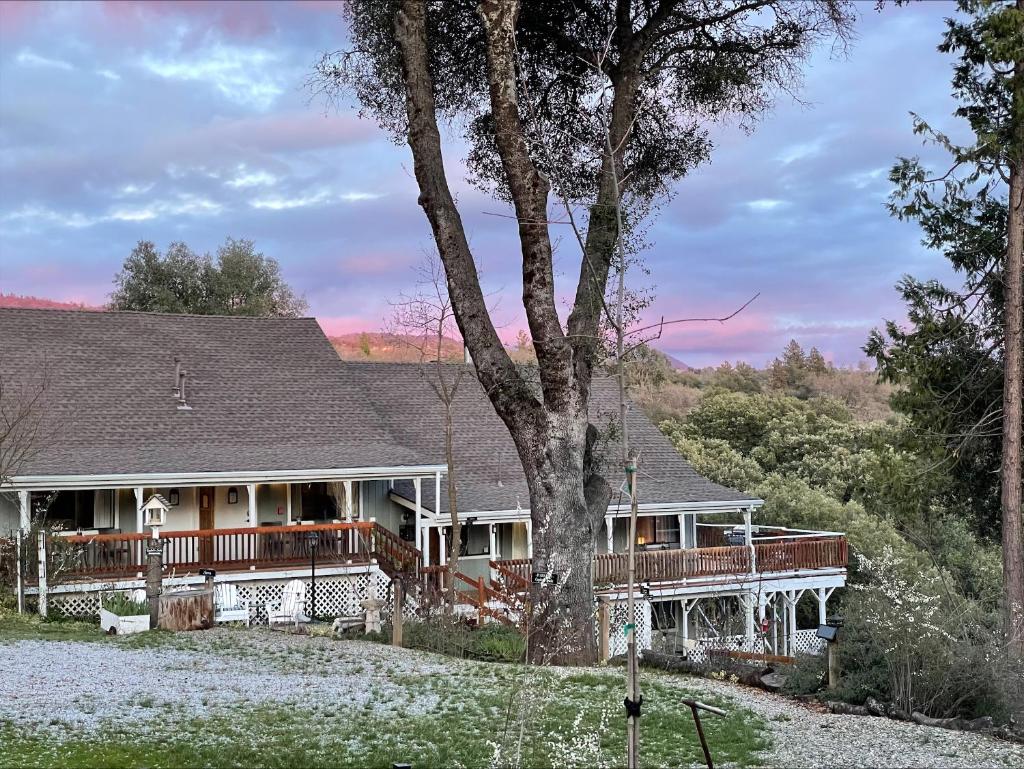 Sierra Mountain Lodge - Vacation Rentals - Yosemite image