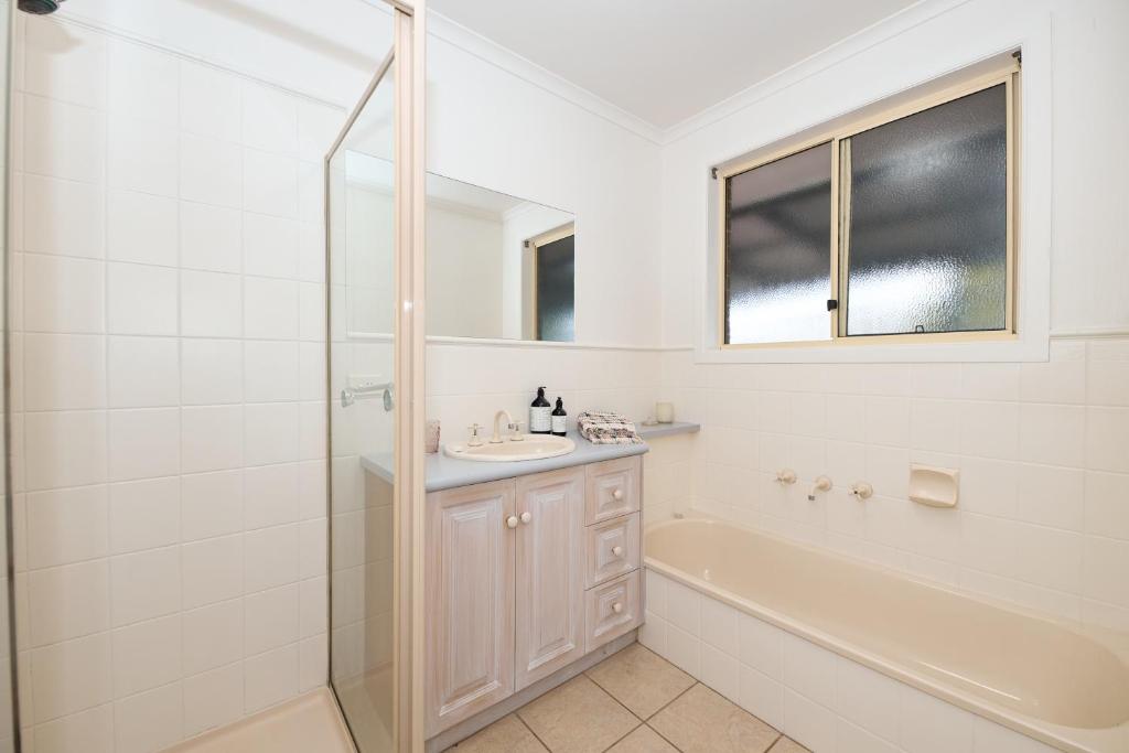 Cheerful Beachside Shack photo 2
