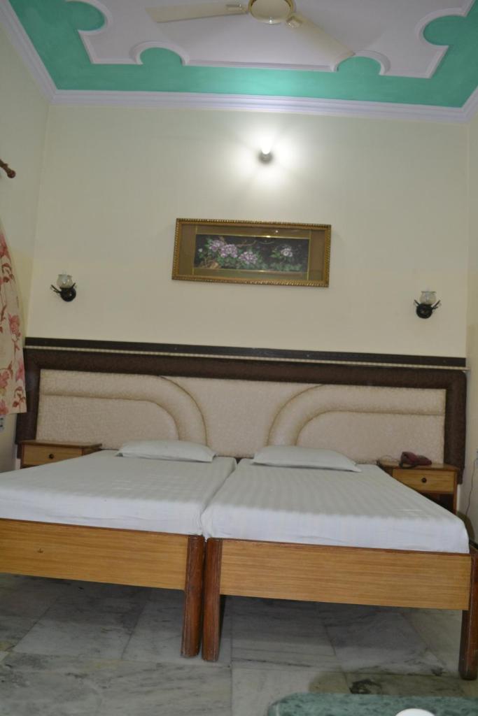 Двухместный (Стандартный номер без кондиционера), Hotel Taj Plaza