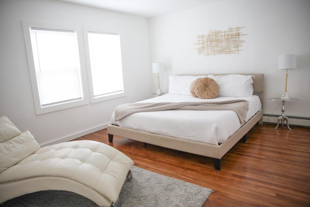 Cozy Near Boston with Outdoor Space image