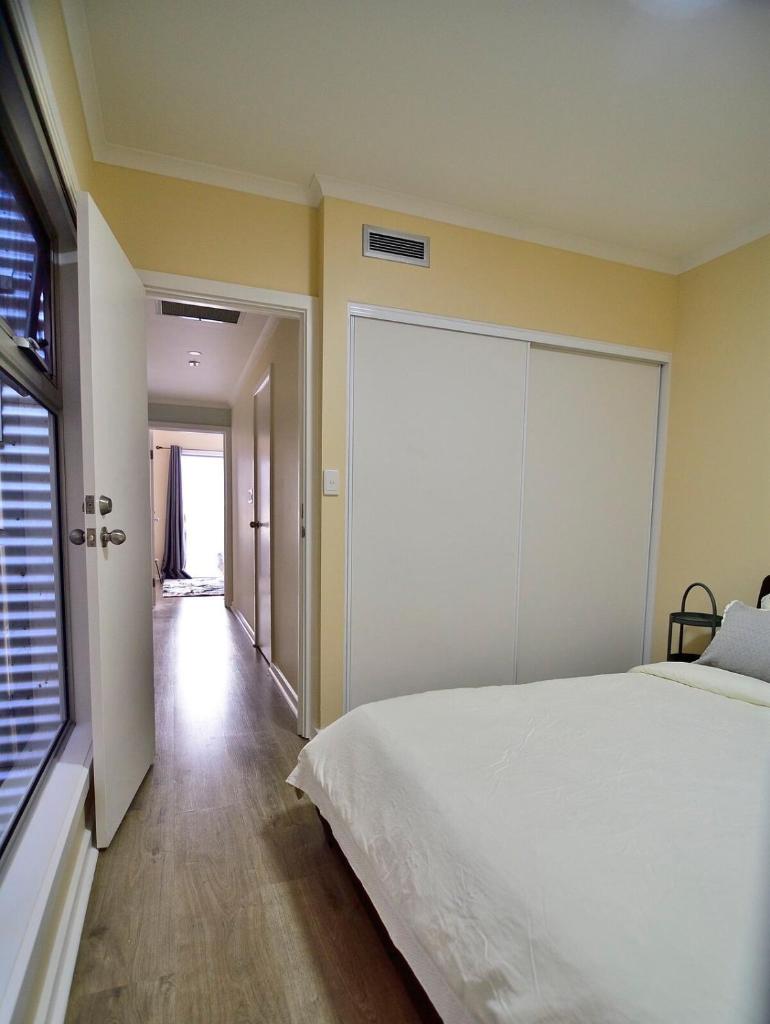 3-Bedroom Townhouse in Heart of Adelaide with Parking photo 2