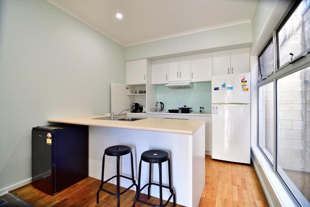 3-Bedroom Townhouse in Heart of Adelaide with Parking photo 1