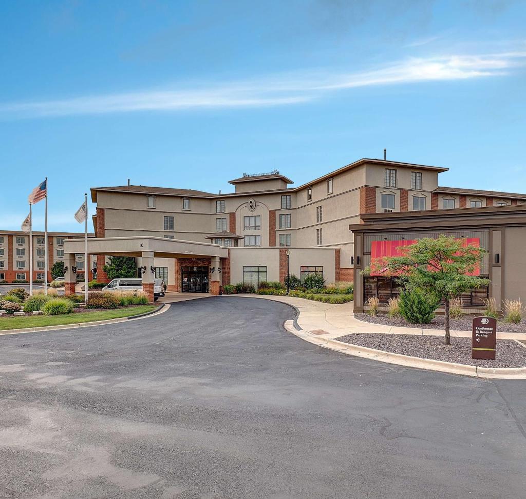DoubleTree by Hilton Hotel Bloomington image