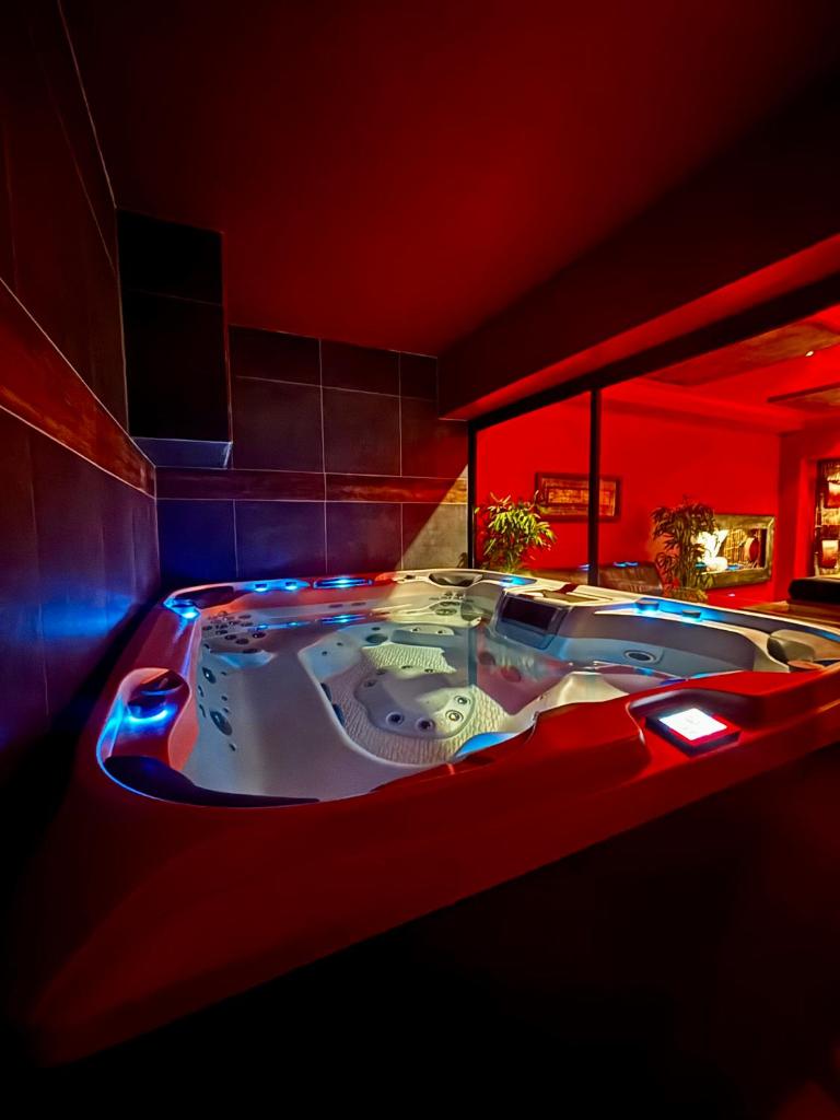 Love Room Evasion Duo Room Type - Suite with Hot Tub