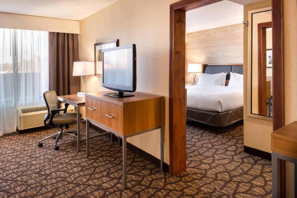 Holiday Inn Hotel & Suites Warren, an IHG Hotel photo 1