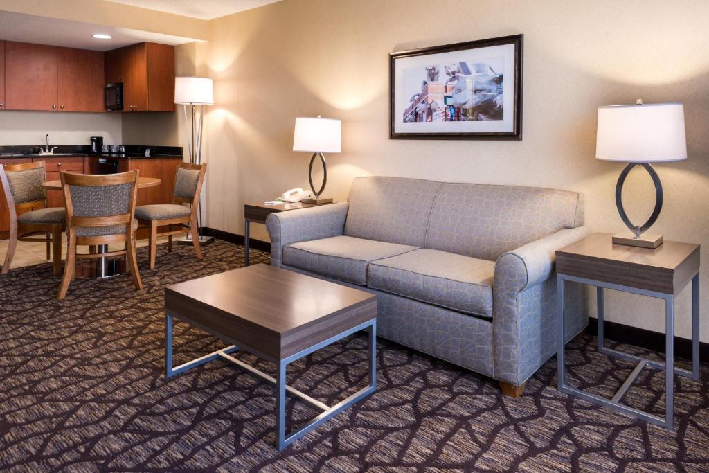 Holiday Inn Hotel & Suites Warren, an IHG Hotel photo 3