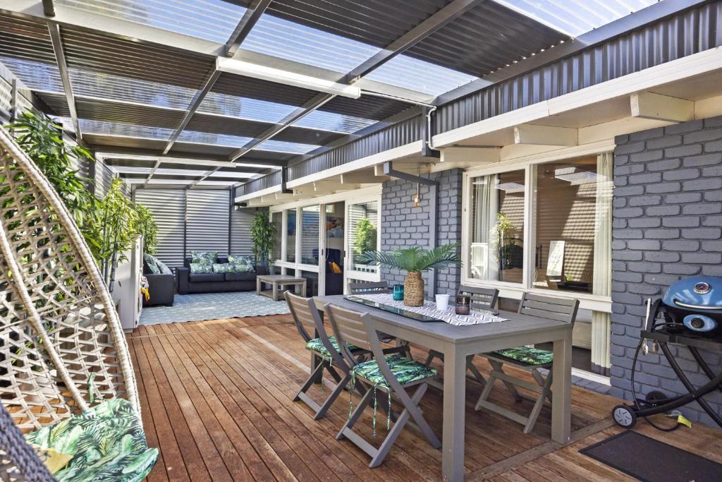 Spacious Home with Pool & BBQ Near Rosebuds Beach photo 3