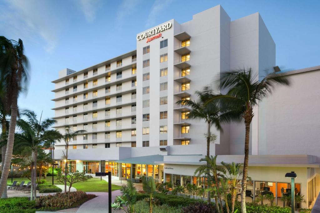 Courtyard by Marriott Miami Airport image