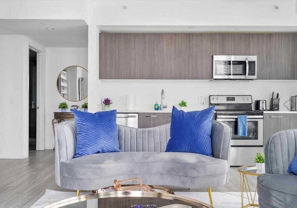X Lounge II-Highline Corner Residence - Tap to explore photos