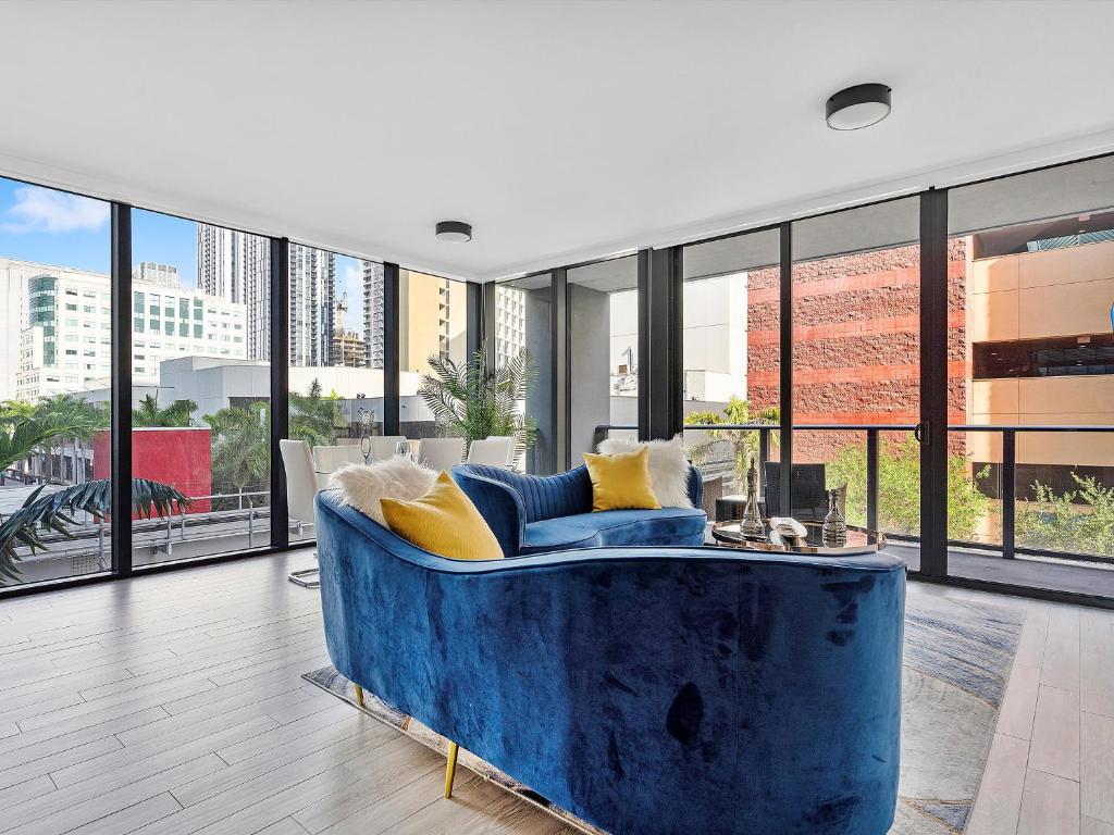 X Lounge III-Modern Corner Residence - Tap to explore photos