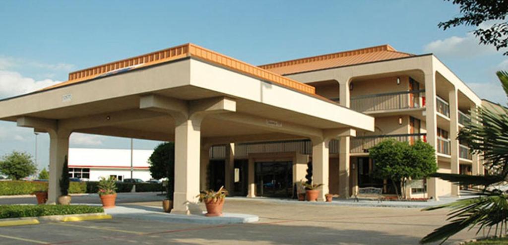 Executive Inn image
