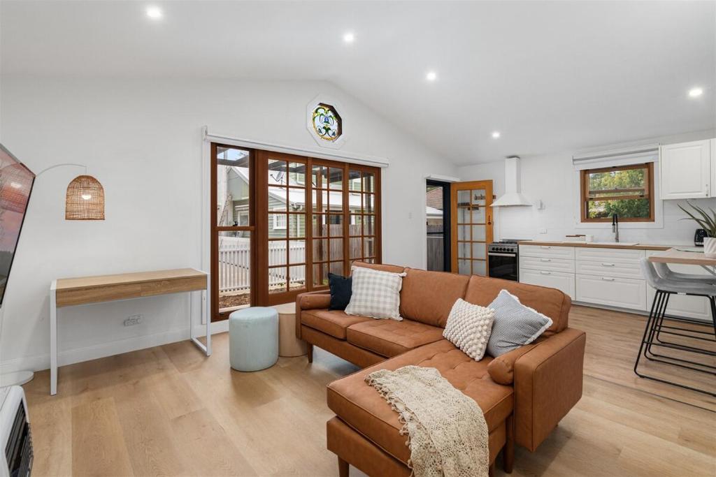 Jony's Cottage - Private, peaceful, close to town!