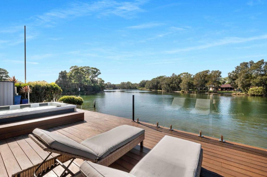 Riverside Manor photo 3