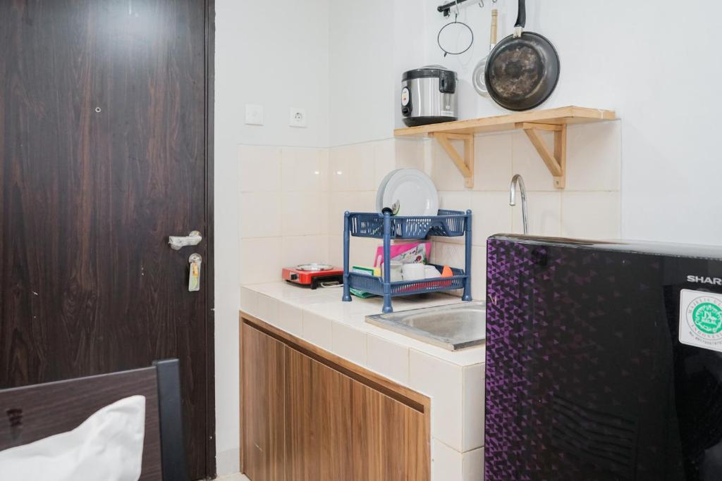 Nice and Spacious Studio at Serpong Greenview Apartment By Travelio - Tap to explore photos
