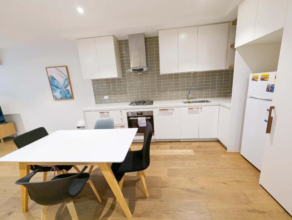 Fantastic 2 BR APT at Boxhill Centro near Hospital photo 1