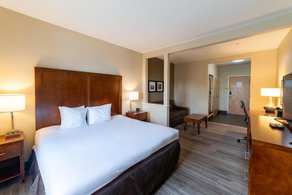Comfort Inn & Suites Airport image