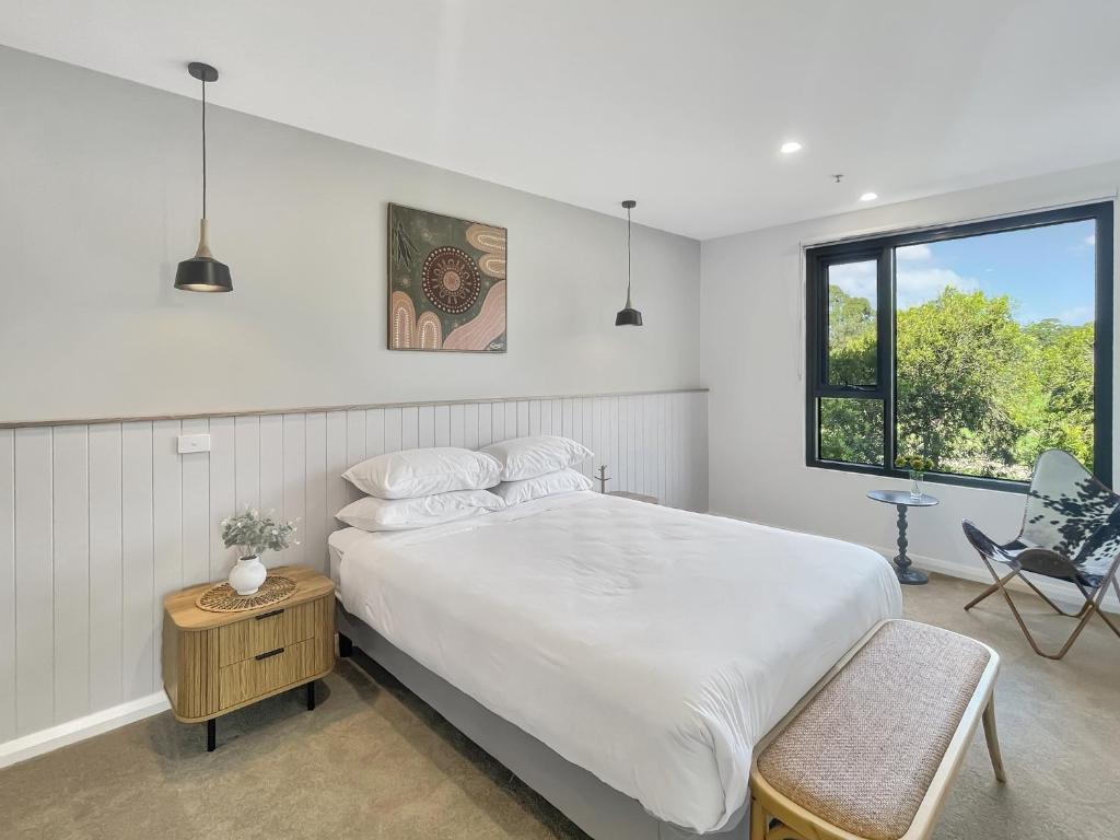 Modern 3-Bedroom Golfside Apartment with Balcony photo 1