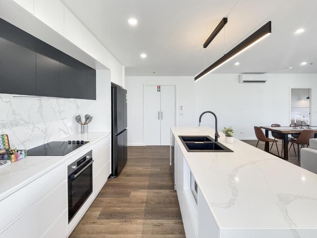 Modern 3-Bedroom Golfside Apartment with Balcony photo 2