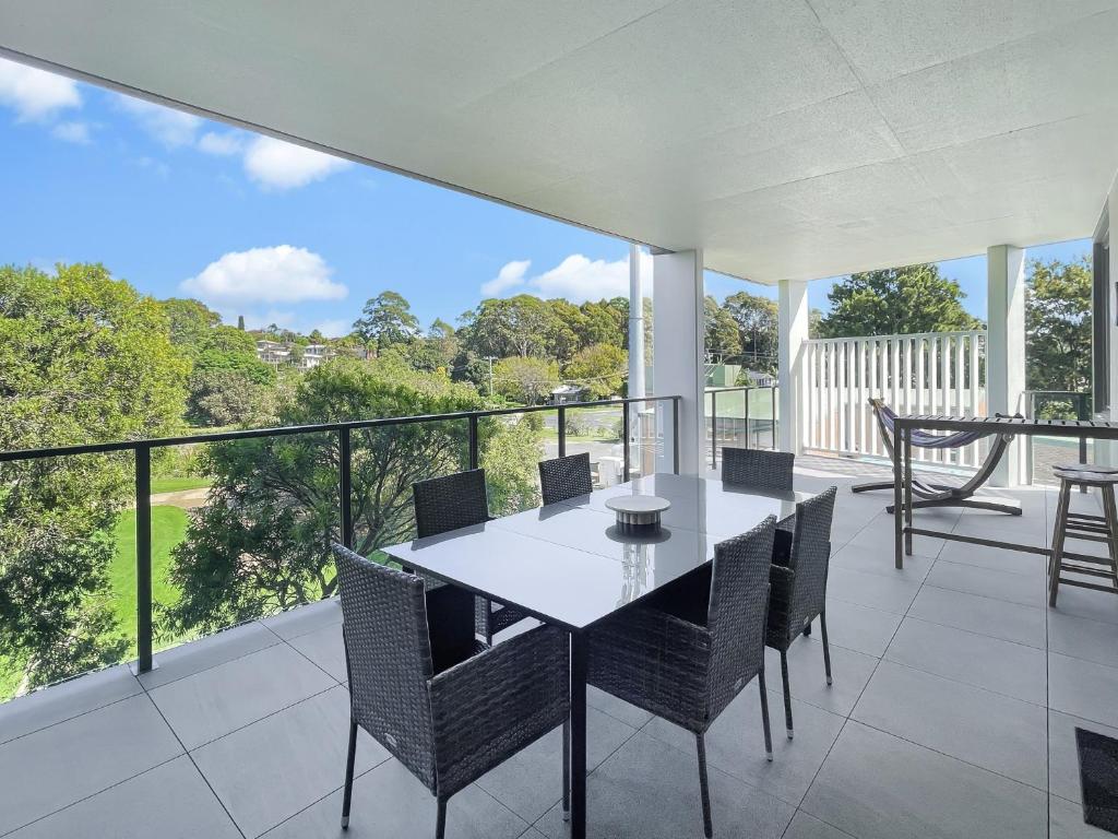 Modern 3-Bedroom Golfside Apartment with Balcony photo 3