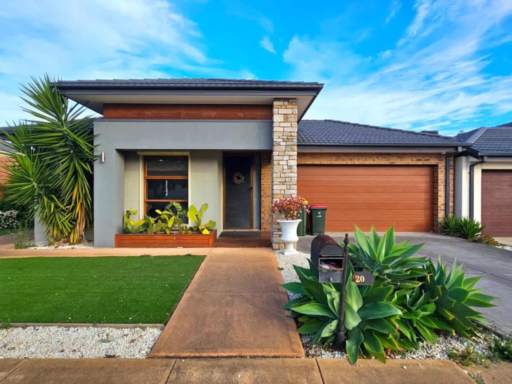 Exquisite Point Cook Family Home with piano and home gym